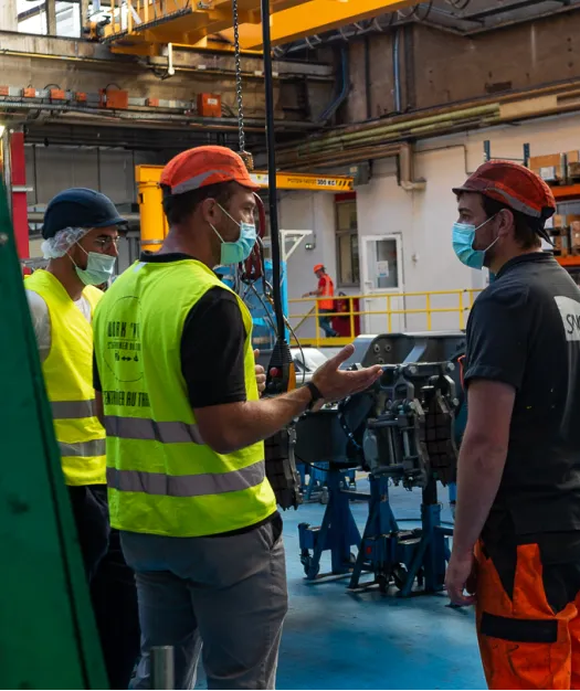 amenagement-espace-travail un ouvrier et un coach sportif discutent sur l'aménagement du poste de travail
